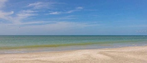 Playa en los alrededores, camastros y toallas de playa