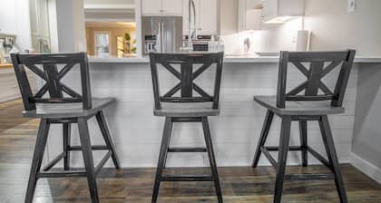 Spacious 5 Bedroom, Pure Inviting Luxury Getaway with Separated Family Spaces