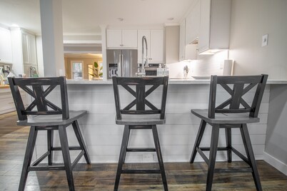 Spacious 5 Bedroom, Pure Inviting Luxury Getaway with Separated Family Spaces