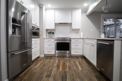 Spacious 5 Bedroom, Pure Inviting Luxury Getaway with Separated Family Spaces