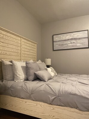 4 bedrooms, desk, WiFi, bed sheets