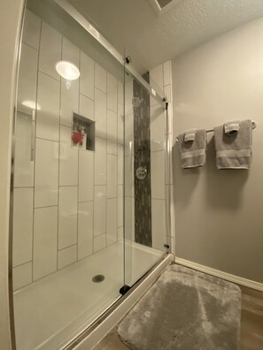 Combined shower/tub, towels, soap, toilet paper