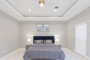 5 Schlafzimmer, Schreibtisch, Bügeleisen/Bügelbrett, Reisekinderbett