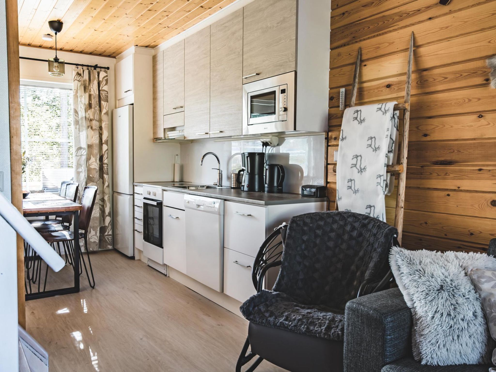 Kjøleskap, mikrobølgeovn, oppvaskmaskin og kjøkkenutstyr