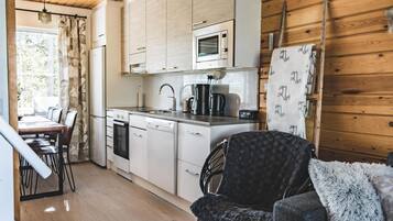 Kjøleskap, mikrobølgeovn, oppvaskmaskin og kjøkkenutstyr