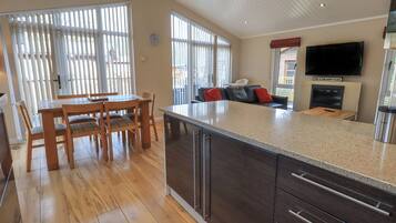Cottage | Private kitchen | Fridge, dishwasher, cookware/dishes/utensils