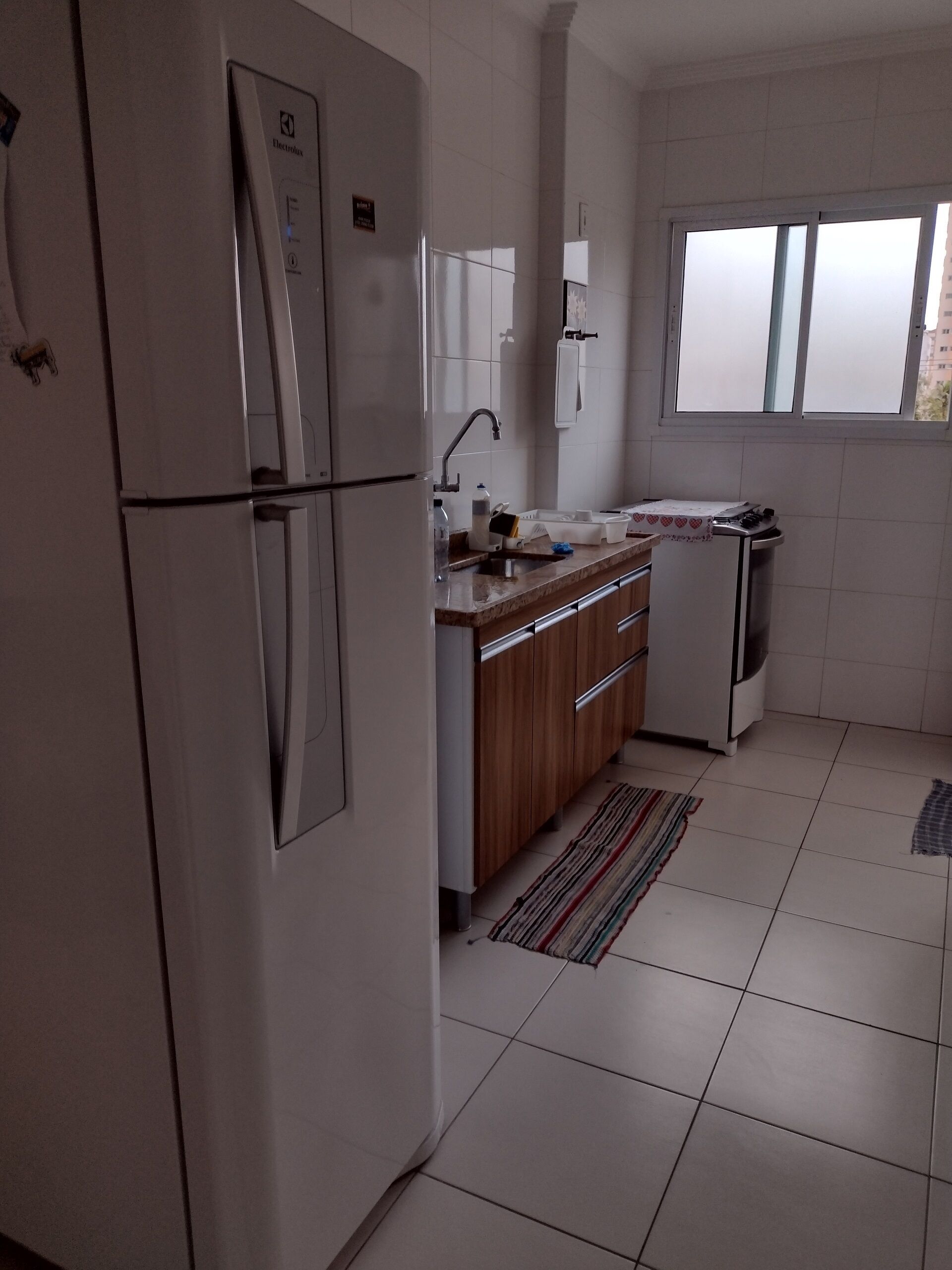 Geladeira, micro-ondas, cooktop, talheres/pratos/utensílios de cozinha