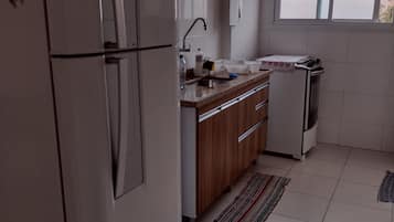 Geladeira, micro-ondas, cooktop, talheres/pratos/utensílios de cozinha