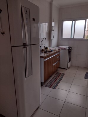 Een koelkast, een microgolfoven, een kookplaat