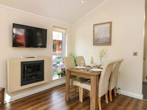 Cottage | Dining