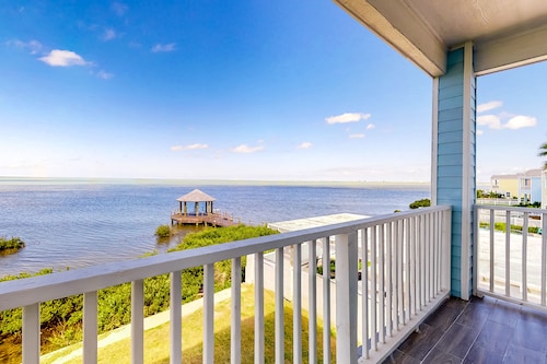 Dual-Suites on the Bay - High-Speed WiFi, Shared Pool, Central AC & Water Views