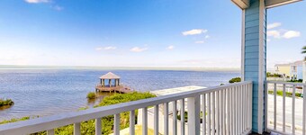 Dual-Suites on the Bay - High-Speed WiFi, Shared Pool, Central AC & Water Views