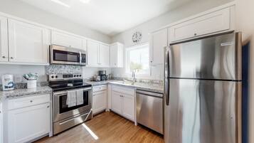 Kjøleskap, mikrobølgeovn, ovn og kokeplater