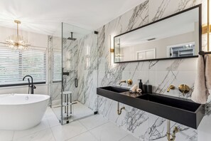 Ensemble douche/baignoire, douche à « effet pluie », sèche-cheveux