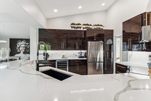 Kylskåp, mikrovågsugn, ugn och spishäll