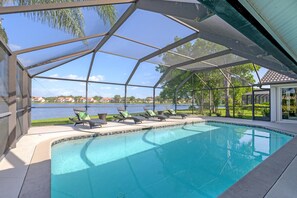 Utomhuspool och uppvärmd pool