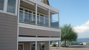 Een gebouw met twee verdiepingen, inclusief een balkon op de bovenste etage.