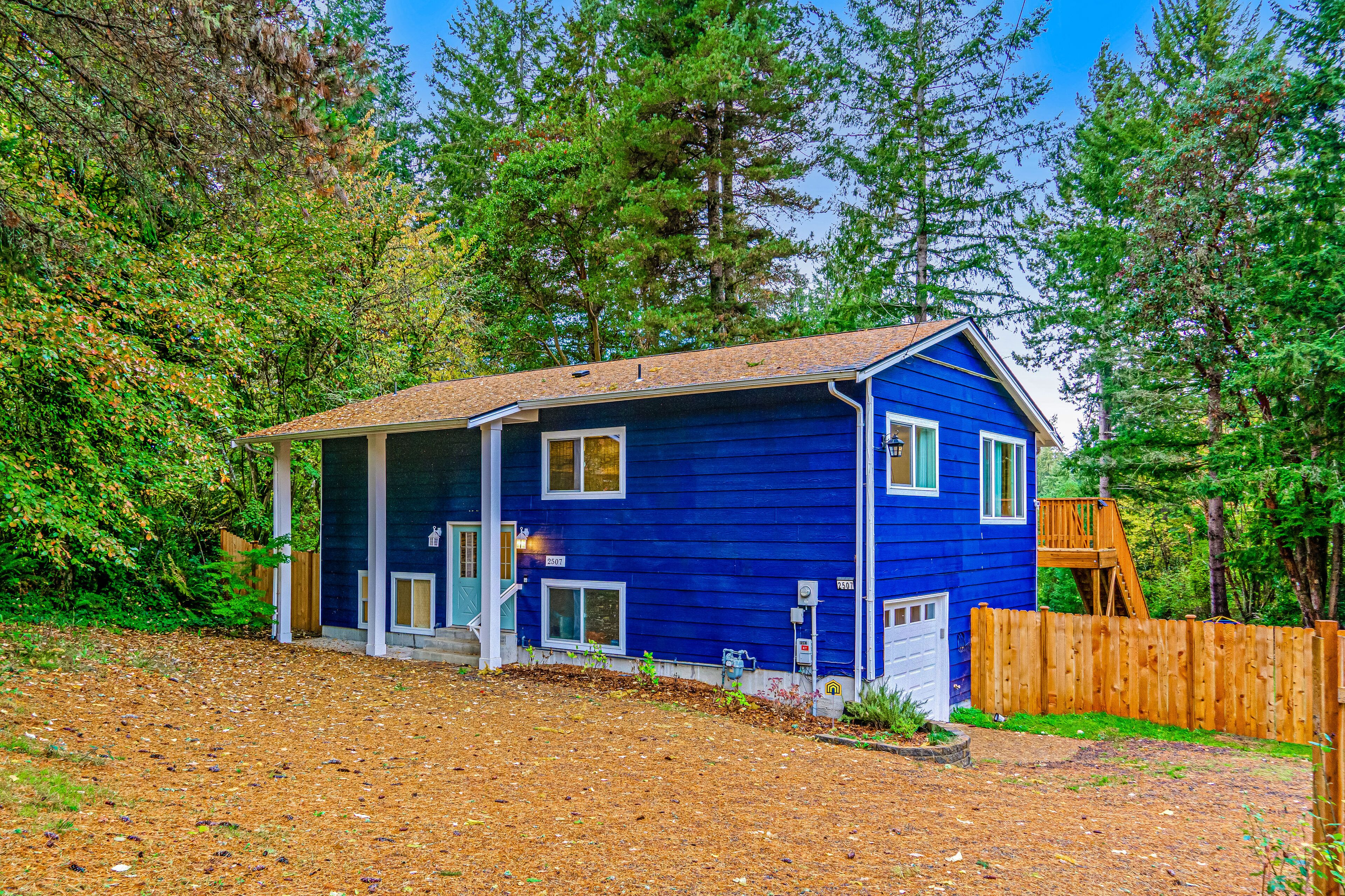 Dog-friendly bayfront home w/free WiFi, private washer/dryer, waterfont deck