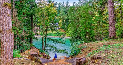 Dog-friendly bayfront home w/free WiFi, private washer/dryer, waterfont deck