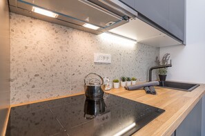 Een koelkast, een oven, een kookplaat, een vaatwasser