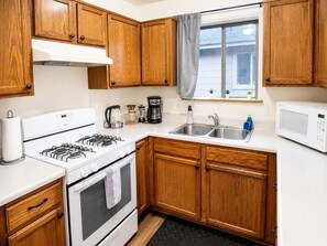 Fridge, microwave, oven, stovetop - Grand Canyon Basecamp with EV (Williams)