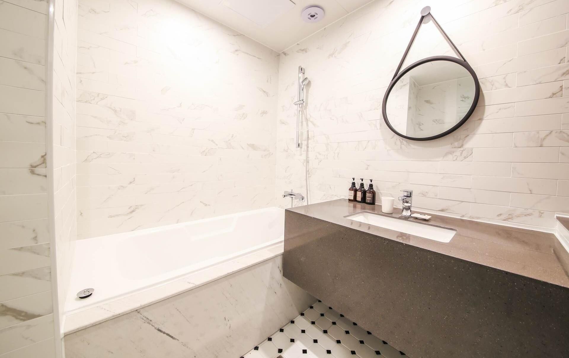 deluxe twin room (check in: fri/sat 8pm, weekday 6pm) | bathroom | combined shower/bathtub, free toiletries, hair dryer, towels