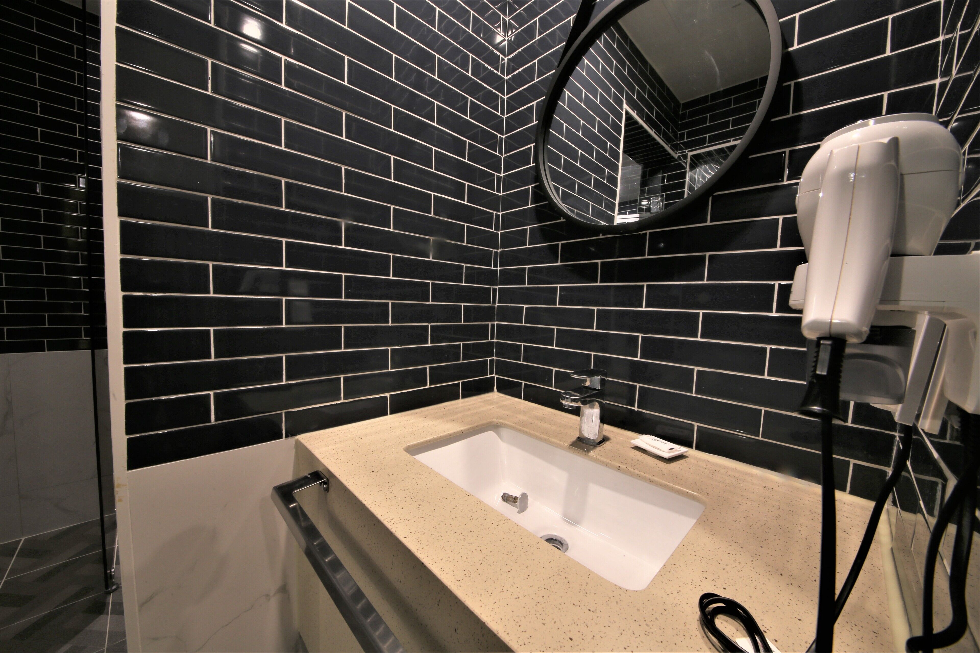 deluxe double room | bathroom | combined shower/bathtub, free toiletries, hair dryer, towels