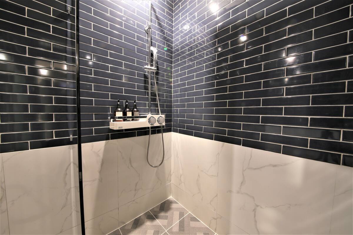 deluxe double room | bathroom | combined shower/bathtub, free toiletries, hair dryer, towels