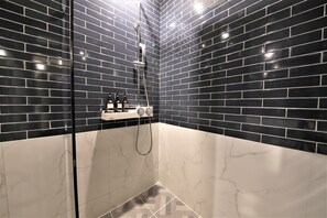 Doppia Deluxe | Bagno | Combinazione doccia/vasca, set di cortesia gratuito, asciugacapelli