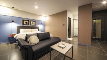 Escritorio y espacio para trabajar con laptop