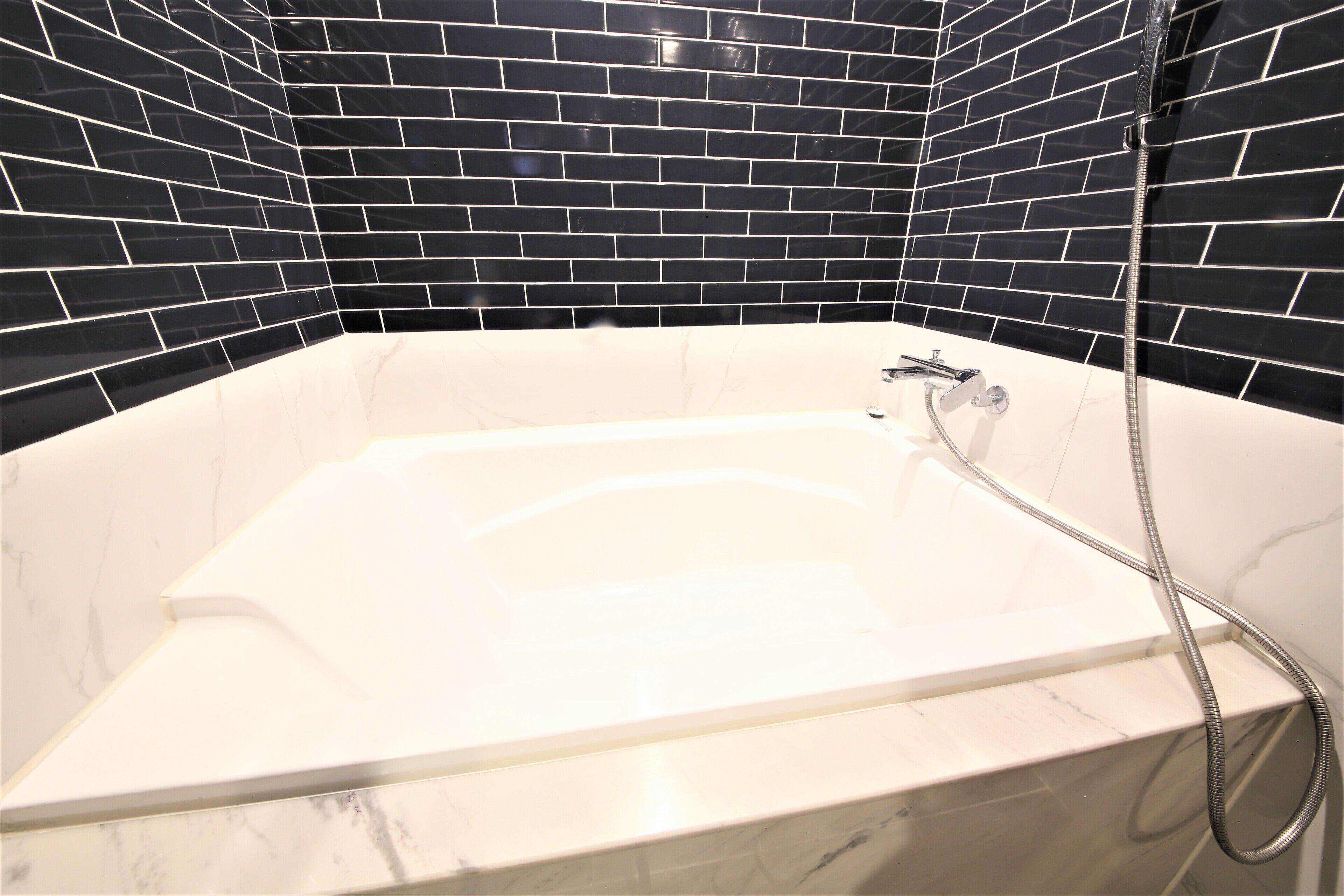 deluxe double room | bathroom | combined shower/bathtub, free toiletries, hair dryer, towels