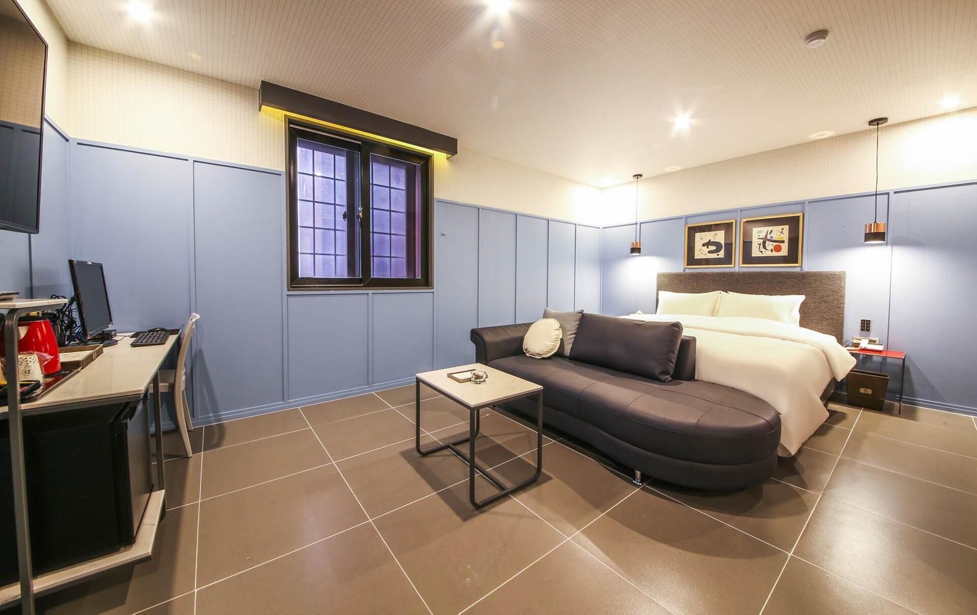 premium double room (check in: fri/sat 8pm, weekday 6pm) | 1 bedroom, desk, laptop workspace, soundproofing