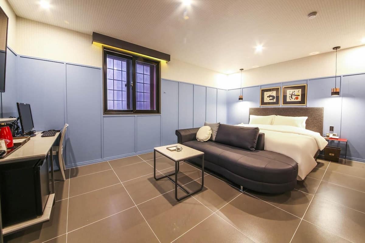 premium double room (check in: fri/sat 8pm, weekday 6pm) | 1 bedroom, desk, laptop workspace, soundproofing