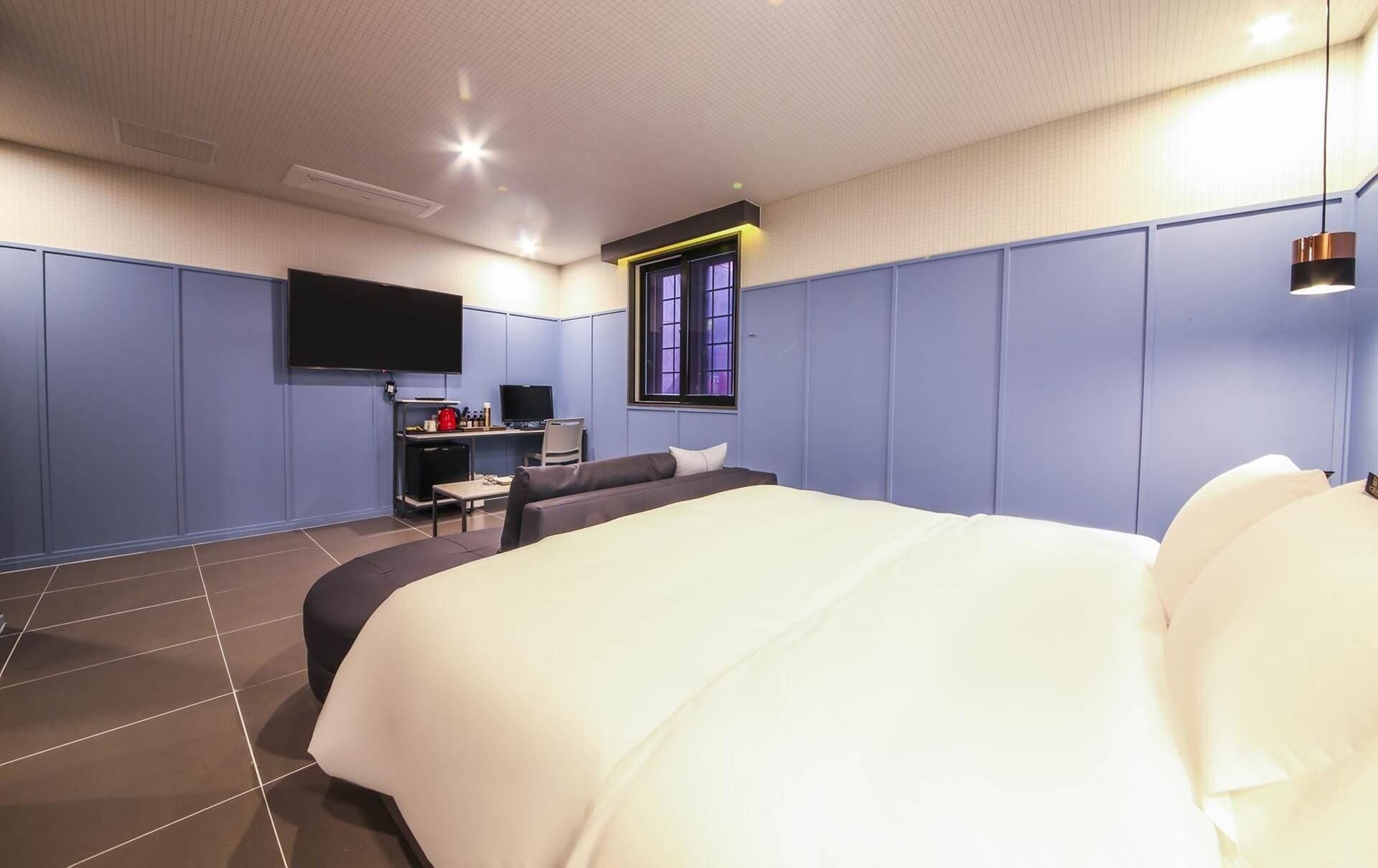 premium double room (check in: fri/sat 8pm, weekday 6pm) | 1 bedroom, desk, laptop workspace, soundproofing