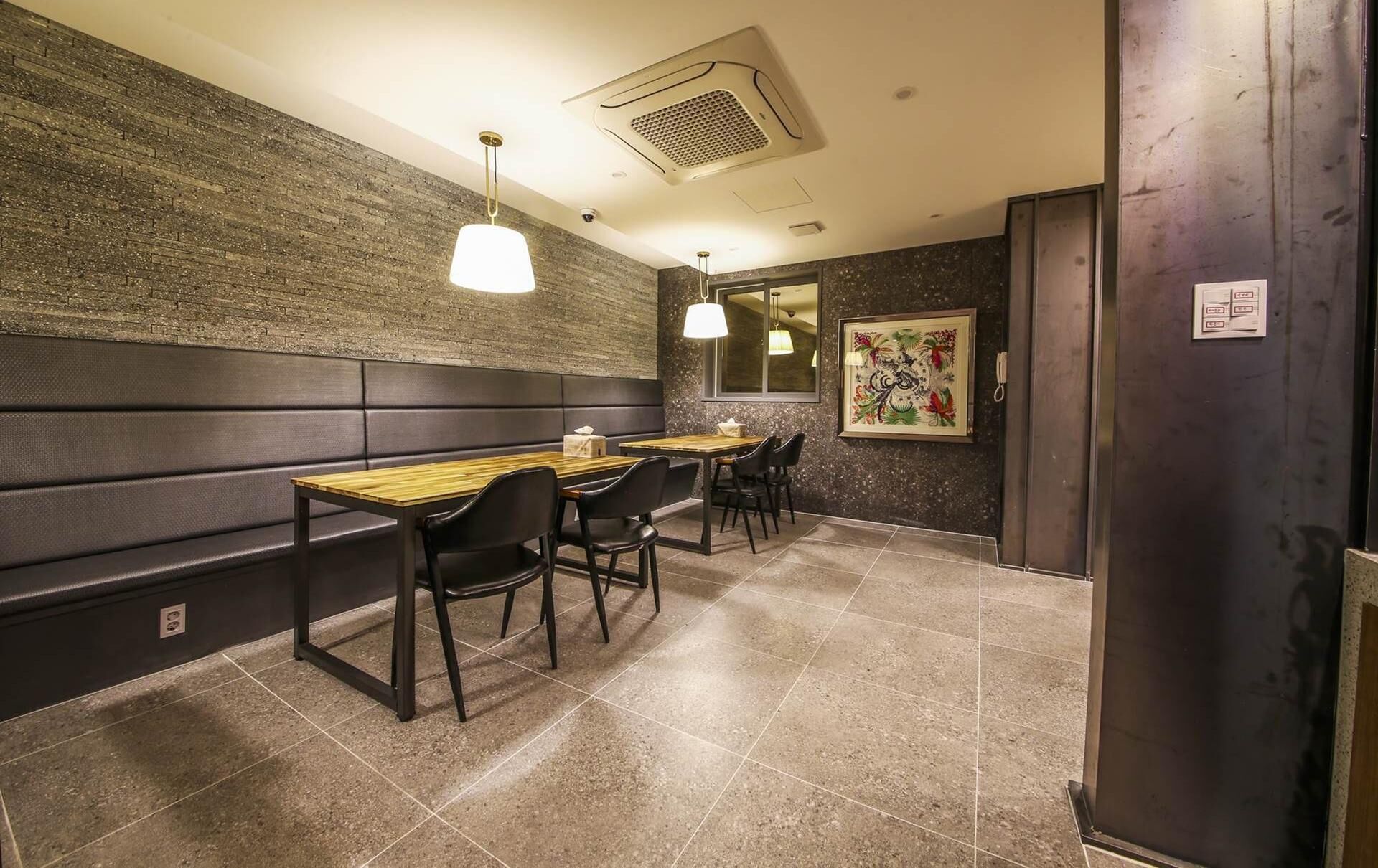 daily buffet breakfast (krw 5000 per person)