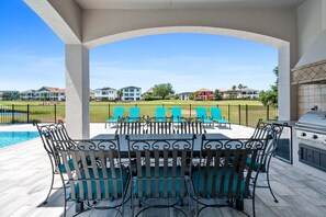 Outdoor dining - Private Pool with Golf Course Views | Theater Room | Kids Bedroom (Kissimmee)