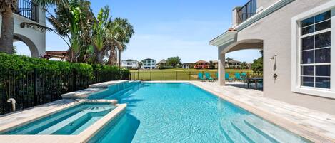 Piscine chauffée, chaises longues