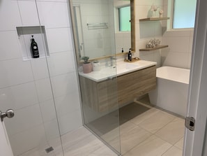 Bathtub, hair dryer, soap, toilet paper - Welcome to Rose on Rye, your private oasis.<br> (Rye)