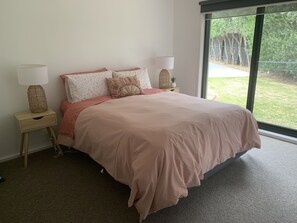 3 bedrooms, iron/ironing board, travel crib, free WiFi - Welcome to Rose on Rye, your private oasis.<br> (Rye)