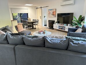 Smart TV, fireplace