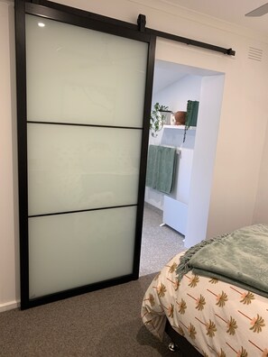 3 عدّة غرف نوم ومكواة/لوح كي وسرير سفر وواي فاي مجانًا