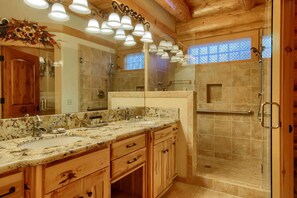 Shower, jetted bath, hair dryer, towels - Yosemite's Luxury Estate at The Redwoods in Yosemite (Yosemite National Park)