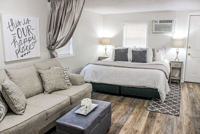 Entire Cottage - Starkville - Conveniently Located