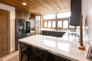 Fridge, microwave, oven, stovetop - Stunning Eastern Sierra Retreat: 3 Bed+Loft/3 Baths, Spacious, Pet-Friendly (Mammoth Lakes)