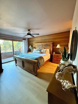 3 bedrooms, desk, travel cot, WiFi - Stunning Eastern Sierra Retreat: 3 Bed+Loft/3 Baths, Spacious, Pet-Friendly (Mammoth Lakes)