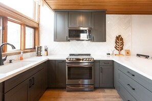 Frigorífico, microondas, horno y placa de cocina