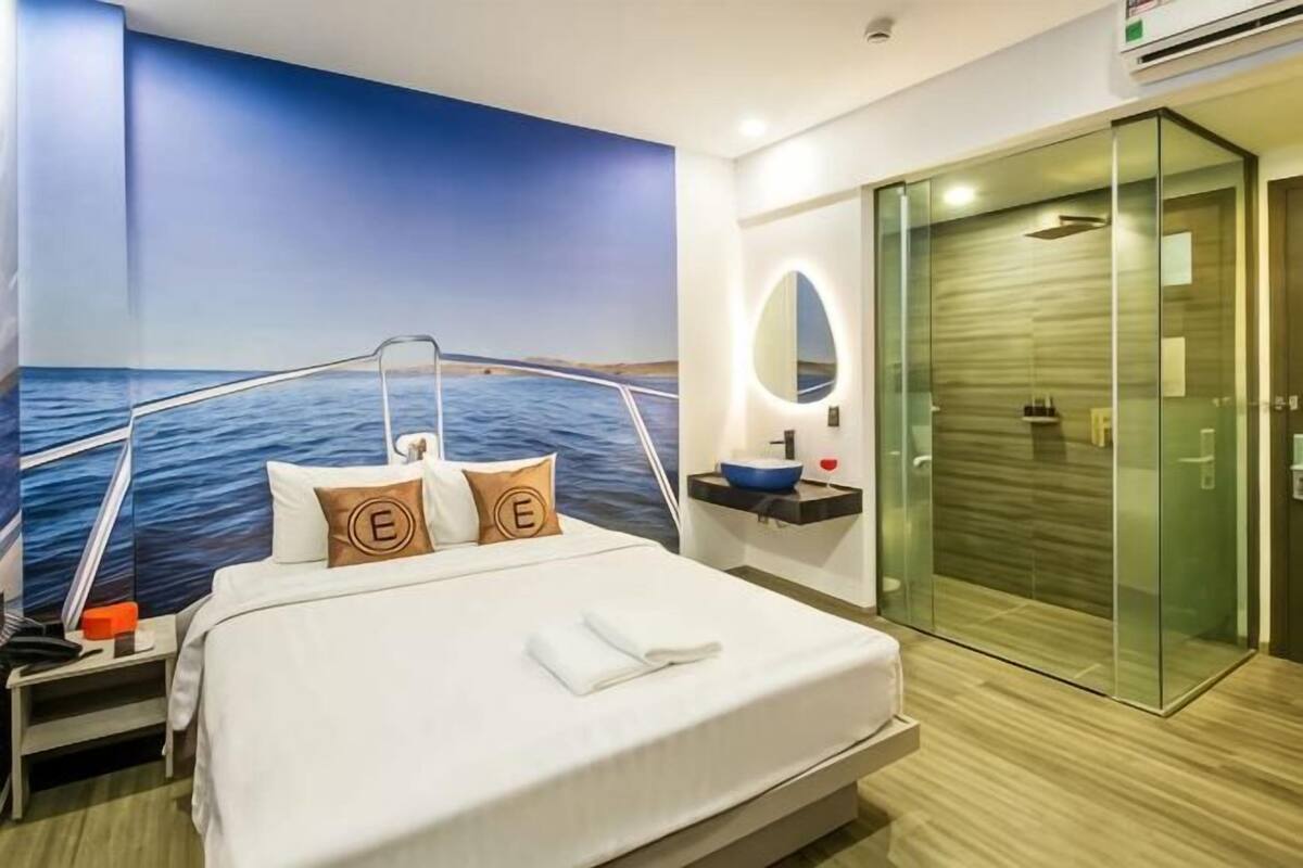 Een minibar, een kluis op de kamer, een bureau, gratis wifi