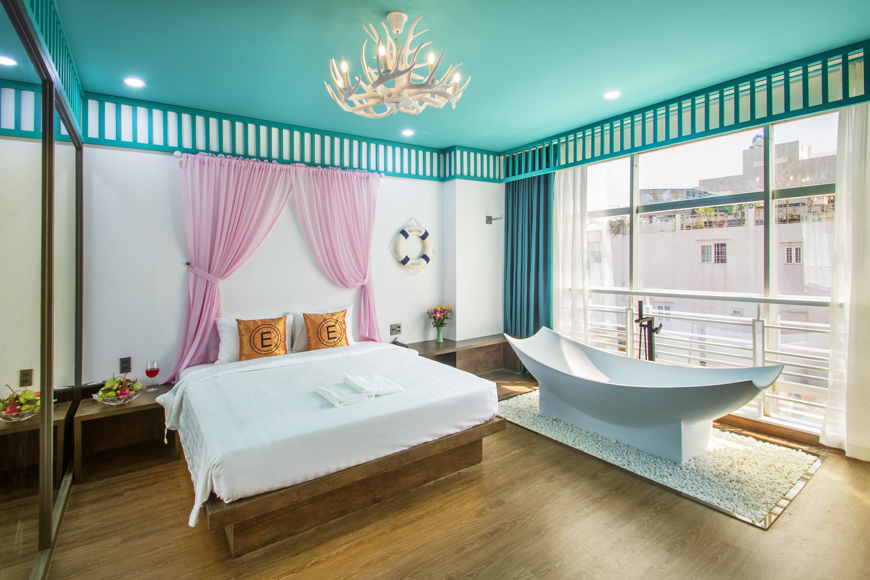 Minibar, coffres-forts dans les chambres, bureau, Wi-Fi gratuit