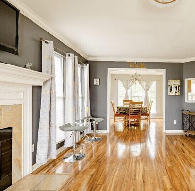 6 MINUTES FROM DOWNTOWN FAMILY STYLE HOME