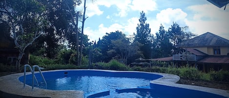 Una piscina cubierta, una piscina al aire libre